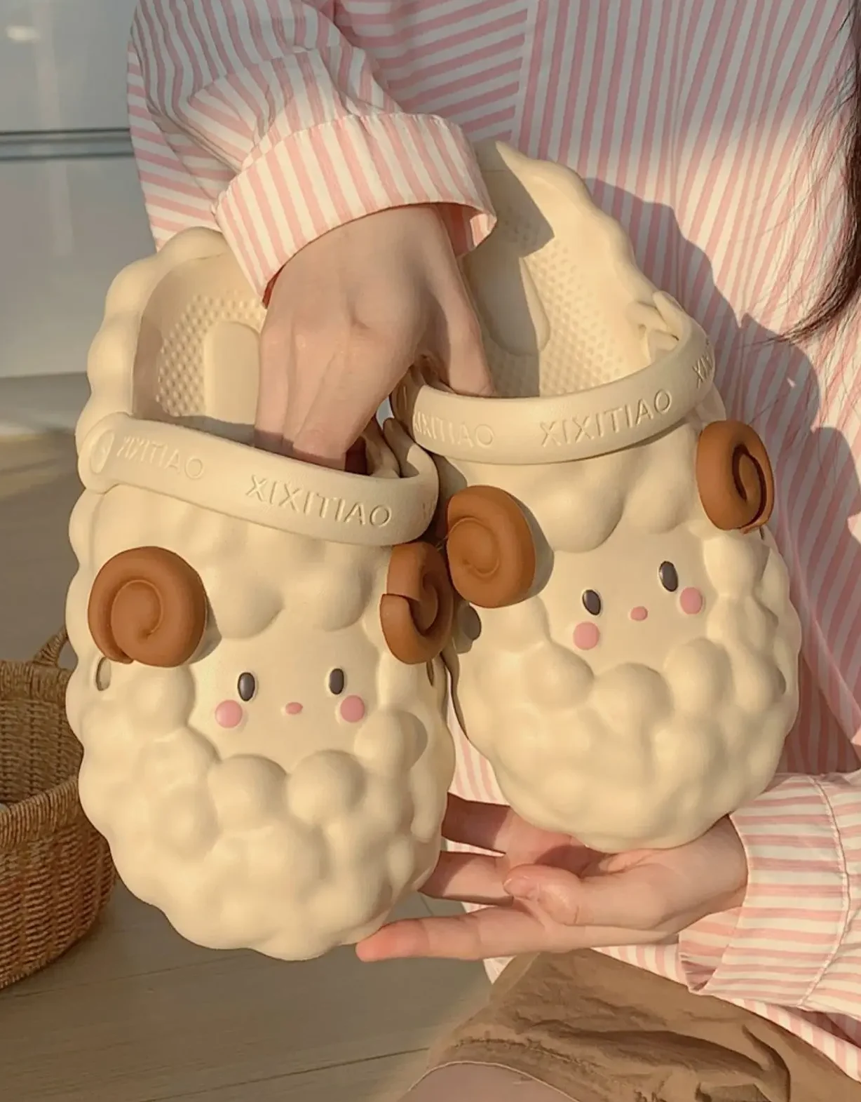 Claquettes Mouton Kawaii Blanches