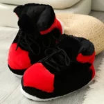 Chaussons baskets noir et rouge