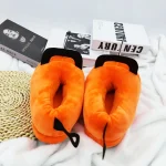 Chaussons Orange avec une Tronçonneuse