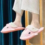 Chaussons Requin Rose Polaire