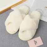 Pantoufles croisées fourrure pour femme