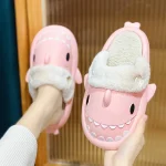 Chaussons Requin Rose Polaire