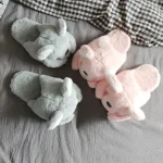 Chaussons Animaux Koala Mule sur un lit