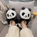 Chaussons Animaux Panda qu pieds d'une femme