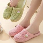 Chausson Femme Mule Respirant avec un Pin Lapin