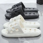 Claquettes confortables style gruyère, parfaites pour la maison ou la plage, avec une semelle en mousse à mémoire de forme pour un confort optimal.