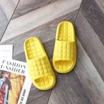 Claquette Piscine à Carreaux Jaune