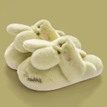 Chaussons confortables en forme de lapin pour une touche d'originalité dans votre garde-robe.