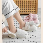 Chaussons confortables en forme de lapin pour une touche d'originalité dans votre garde-robe.