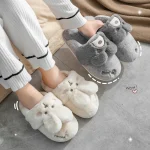 Chaussons confortables en forme de lapin pour une touche d'originalité dans votre garde-robe.