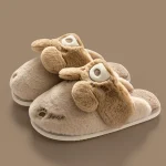 Chaussons confortables en forme de lapin pour une touche d'originalité dans votre garde-robe.