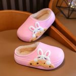 Chausson en forme de lapin pour enfant, idéal pour garder les pieds au chaud avec style.