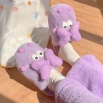 Chaussons en peluche avec nœud papillon, idéaux pour les soirées d'hiver