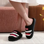 Chaussons requin en peluche, idéaux pour un cadeau ludique et pratique