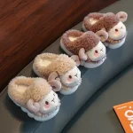 Chausson en peluche mouton pour enfants, idéal pour garder les pieds au chaud